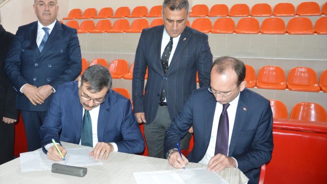 Erzurum Valisi Çiftçi, kan vermenin önemi için 120 kilometre yol katetti