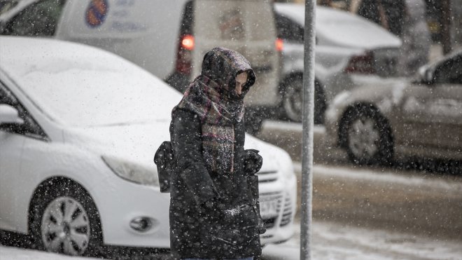 Erzurum ve Ardahan'da kar yağışı etkili oluyor