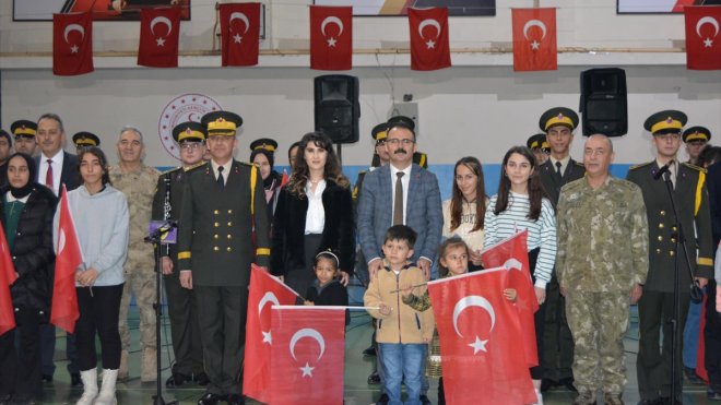 Askeri bando Şemdinli'de konser verdi