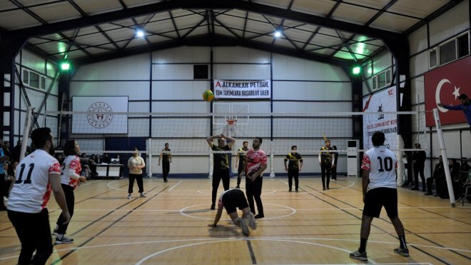 Çukurca'da gençler ve kurumlar arası voleybol turnuvaları düzenlendi