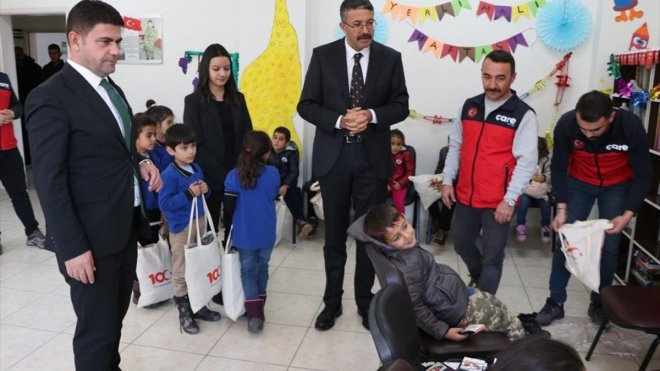 Hakkari'de 300 öğrenciye bot ve mont yardımı yapıldı