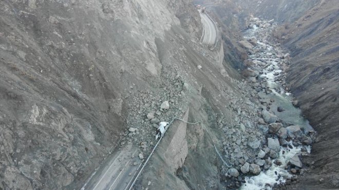 Hakkari'de heyelan yüzünden düşen kayaların çarptığı kamyonetteki 3 kişi yaralandı