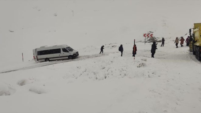 Hakkari'de kayak merkezi yolunda mahsur kalanlar ekiplerce kurtarıldı