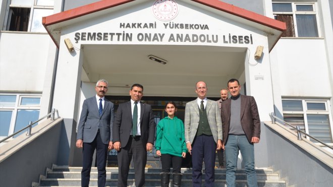Ders aralarında okuldaki piyanoyu çalan görme engelli öğrenciye, belediye başkanı org hediye etti