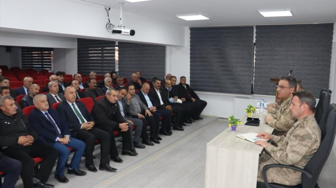 Hakkari İl Jandarma Komutanı Tuğgeneral Çarıkcıoğlu, muhtarlarla bir araya geldi