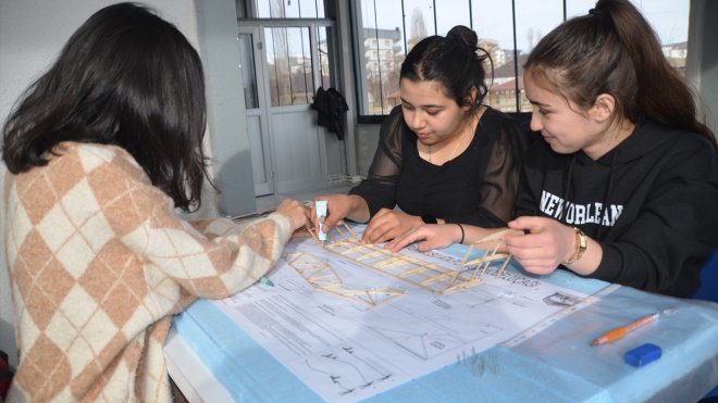 Türk Hava Kurumu eğitmenleri Hakkari'de gençlere havacılığı sevdiriyor