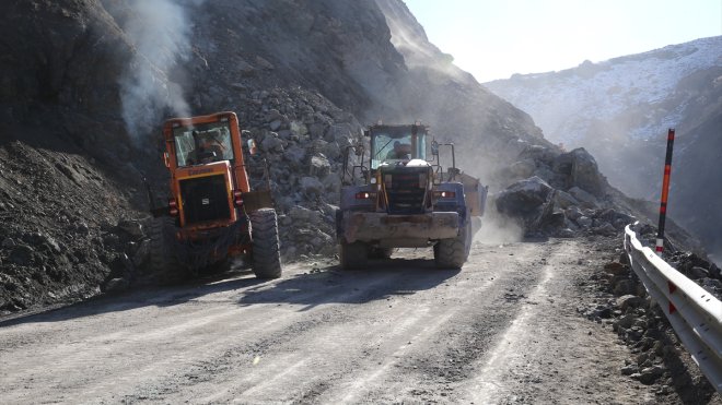 Hakkari Valisi Çelik, heyelan bölgesinde inceleme yaptı