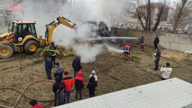 Yüksekova'da çıkan yangında 6 bin bağ ot yandı