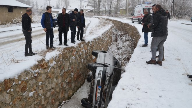 Yüksekova'da kanala düşen aracın sürücüsü yaralandı