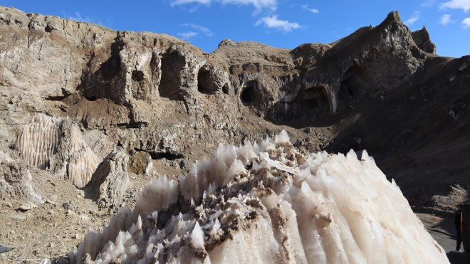 IĞDIR - Buzlanmayı önlemek ve sofralarda kullanılmak üzere Tuz Dağı