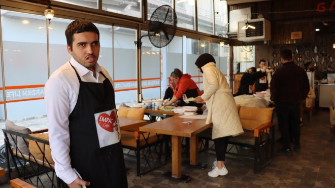 Iğdır'da engelli öğrenciler "Empati Kafe"de hünerlerini sergiledi