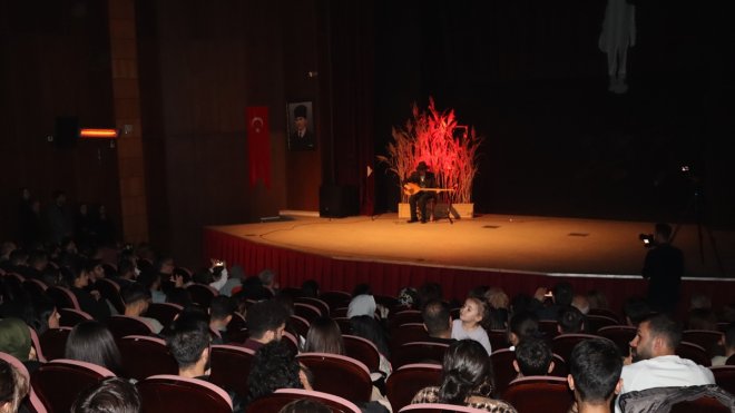 Iğdır'da üniversite öğrencileri, Aşık Veysel'i biyografik türkülü tiyatro ile andı