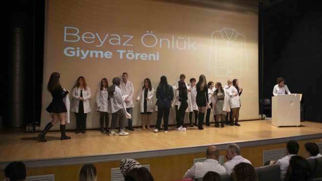 İstanbul Bilgi Üniversitesi Sağlık Bilimleri Fakültesi öğrencileri beyaz önlüklerini giydi