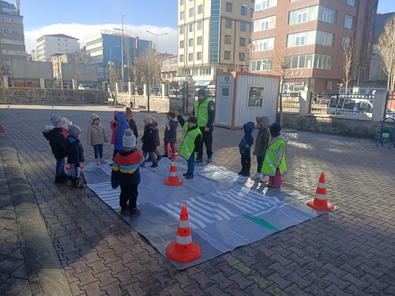Jandarmadan öğrencilere trafik eğitimi2