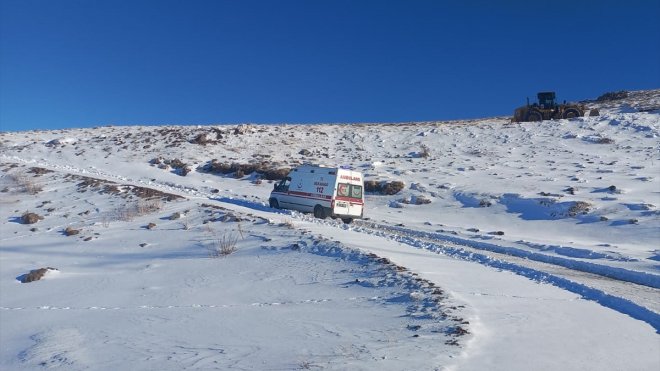 Kar nedeniyle mezrada mahsur kalan hasta yolun açılmasıyla hastaneye kaldırıldı