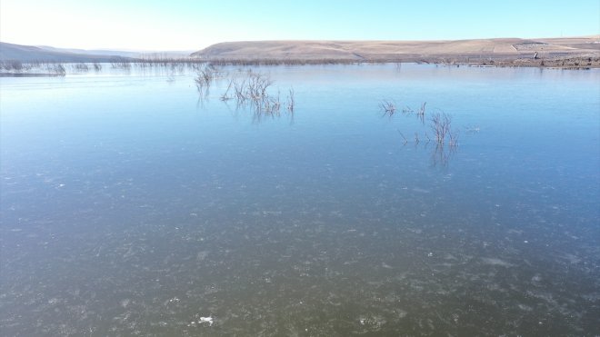 Kars Barajı'nın yüzeyi kısmen dondu