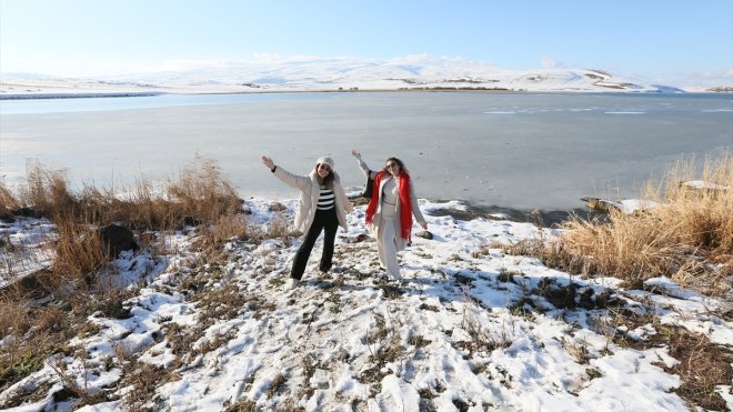 Çıldır Gölü yüzeyinin bir bölümü soğuk havanın etkisiyle dondu