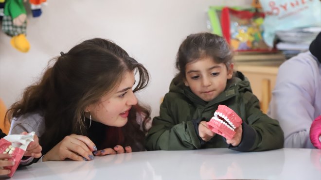 Diş Hekimliği öğrencileri Kars'ta diş bakımı yaptıkları çocuklara kıyafet hediye ediyor