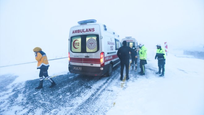 Kars'ta Hanlar Geçidi'nde 3 aracın karıştığı kazada 17 kişi yaralandı