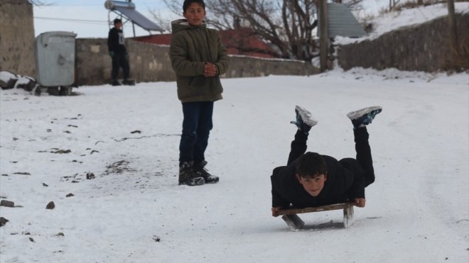 Kars'ta 'kar tatilini' fırsat bilen çocuklar kızakla kaydı