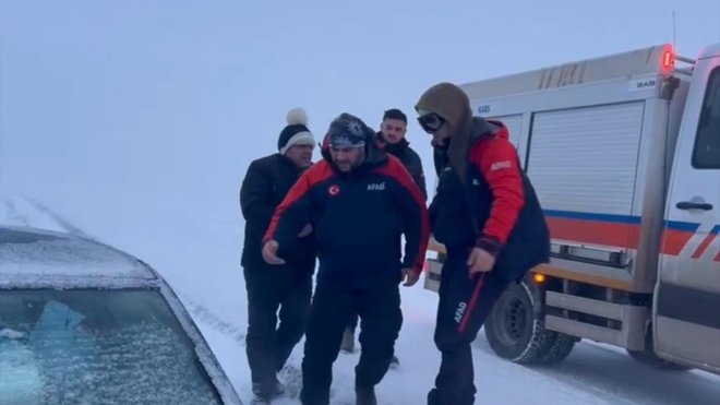 KARS - Kar ve tipi nedeniyle biri kaybolan, diğerleri mahsur kalan 27 kişiyi ekipler kurtardı1