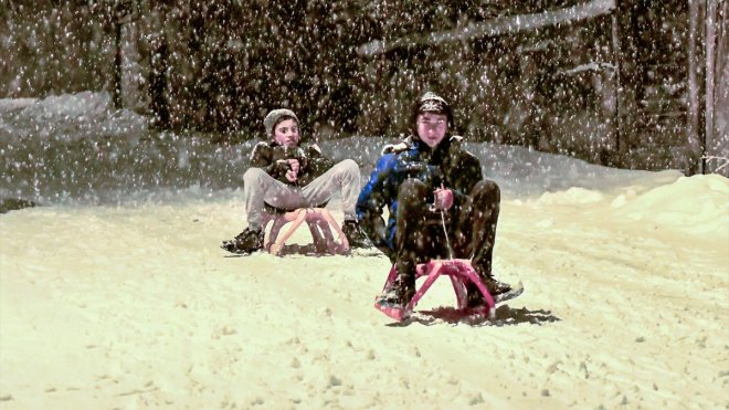 KARS - Kar yağışının ardından çocuklar kızak ve kar topu keyfi yaşadı1