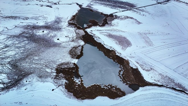 Kars'taki Lavaş Gölü kısmen dondu