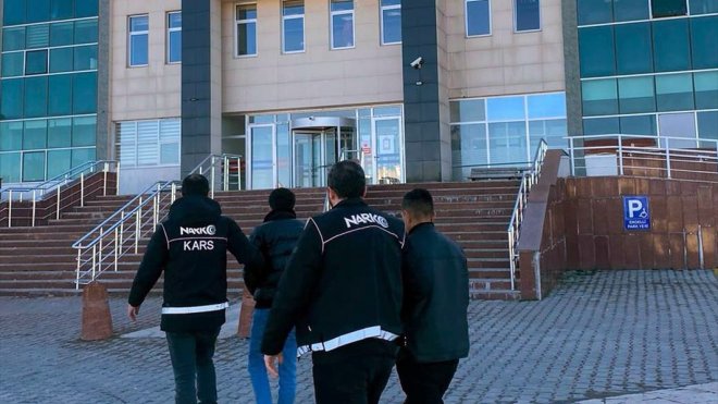 Kars'ta otomobilin vites bölümüne gizlenmiş uyuşturucu bulundu