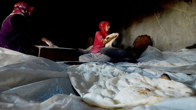 Kars'ta kadınlar tandırlarda imece usulü ekmek pişiriyor