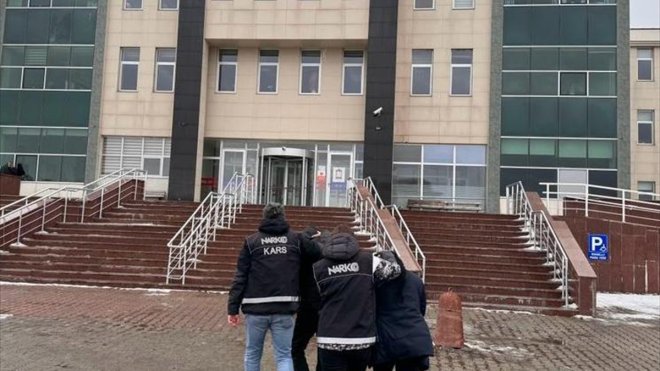 Kars'ta otomobilde uyuşturucuyla yakalanan 2 zanlı tutuklandı