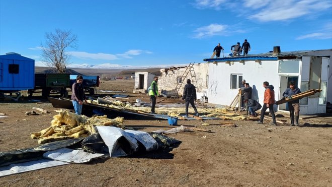 Kars'ta şiddetli rüzgar nedeniyle hasar gören köylerde çalışma başlatıldı
