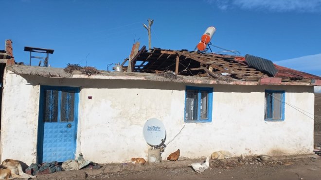 Kars'ta şiddetli rüzgar nedeniyle köylerde çatılar uçtu