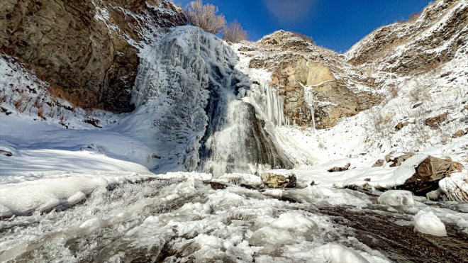 Kars'ta Susuz Şelalesi kısmen dondu