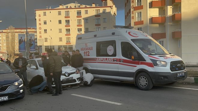 Kars'ta yaya geçidinde otomobilin çarptığı anne ile kızı yaralandı