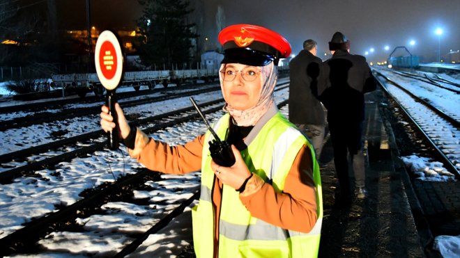 Yeni sezonda ilk seferine çıkan "Turistik Doğu Ekspresi" Kars'ta coşkuyla karşılandı
