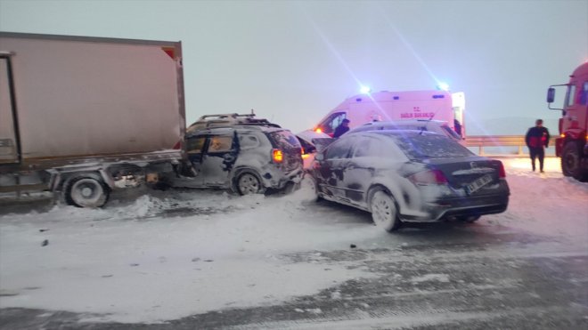 KARS - Zincirleme trafik kazasında 4 kişi yaralandı (2)1