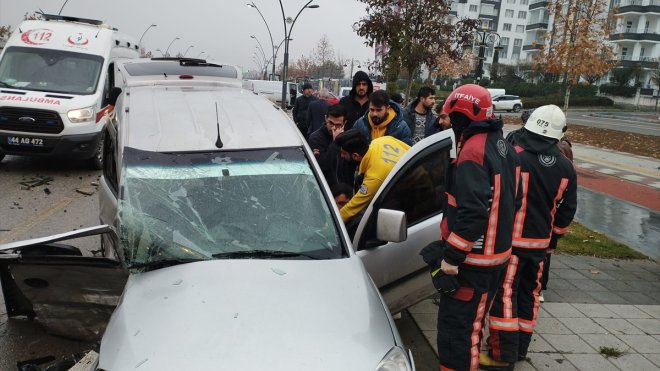 Malatya'da otomobil ile hafif ticari aracın çarpışması sonucu 1 kişi ölü, 2 kişi yaralandı