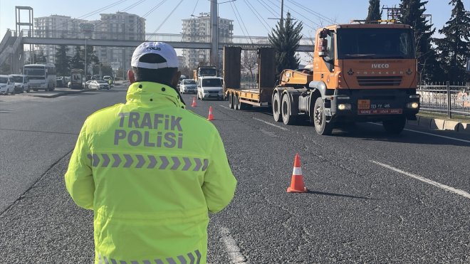 Malatya'da ticari araçlarda 'zorunlu kış lastiği' denetimi yapıldı