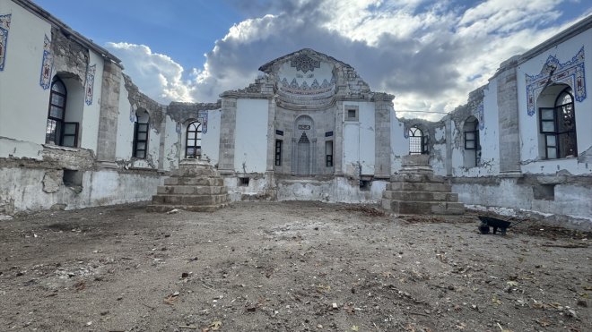 MALATYA - Depremde büyük bölümü yıkılan tarihi Hacı Yusuf Taş Camisi ayağa kaldırılıyor1
