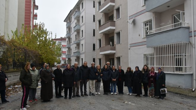 Malatya'da orta hasarlı binanın duvarını delen hırsızlar 10 daireyi soydu