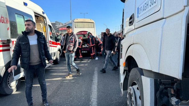 Malatya'da otomobil ile servis aracı çarpıştı, 2 kişi yaralandı