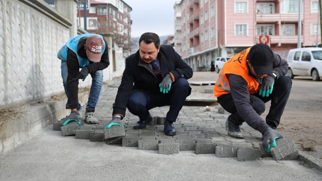 Muradiye'de yol ve kaldırım çalışmaları sürüyor