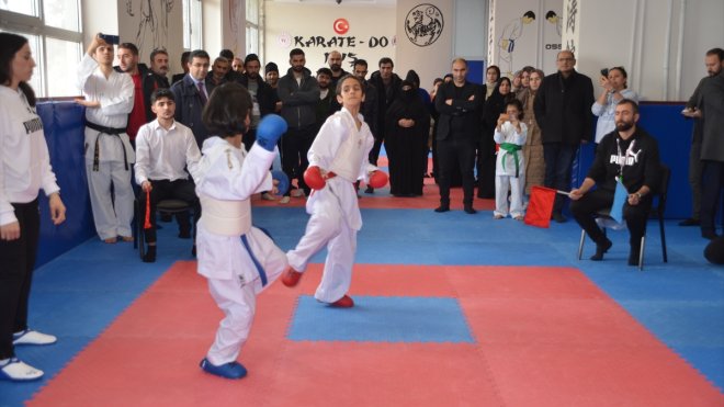 MUŞ - Düzenlenen okullar arası karate il birinciliği müsabakaları sona erdi1