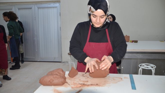 Muş'ta üniversite öğrencileri el sanatları atölyelerinde kendilerini geliştiriyor