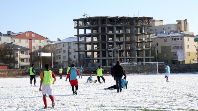 Muş'ta veteran takımı kar örtüsü üzerinde futbol oynadı