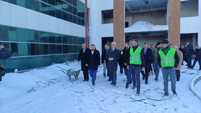 Muş Valisi Avni Çakır, Malazgirt'teki kamu yatırımlarını inceledi