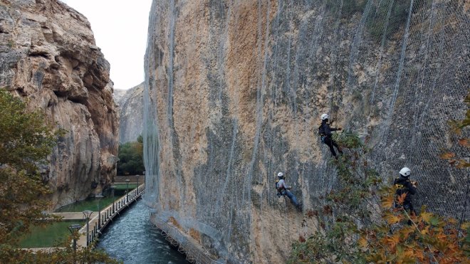 Tohma Kanyonu'nun yamaçlarına çelik ağ örülüyor