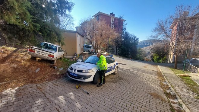 Tunceli'de gaz pedalı takılı kalan otomobil trafo duvarına çarptı