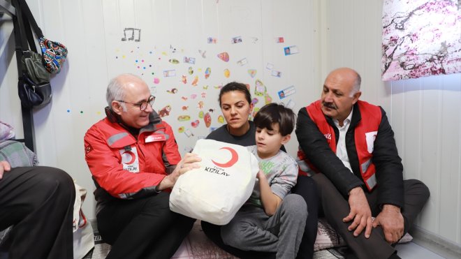 Türk Kızılay, Doğanşehir'de depremzedelere yardım paketleri dağıttı