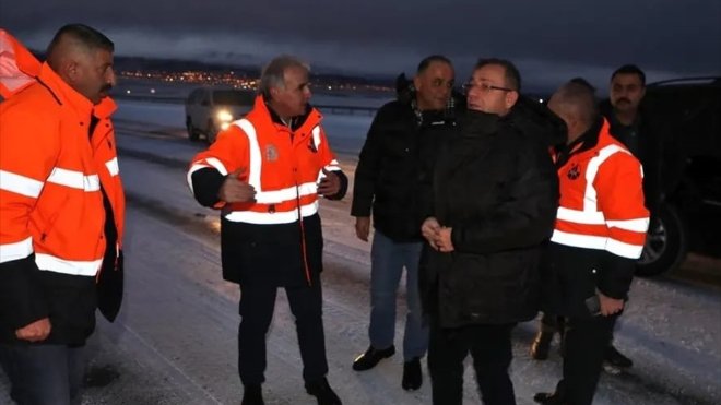 Vali Polat, tır trafiğine kapatılan Kars-Iğdır kara yolunda incelemelerde bulundu